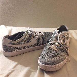 Nike black and white skate shoes