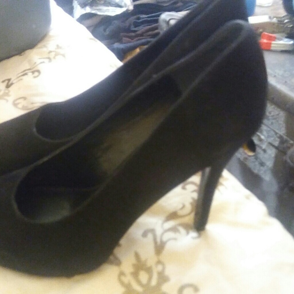Black suede pumps NWOT