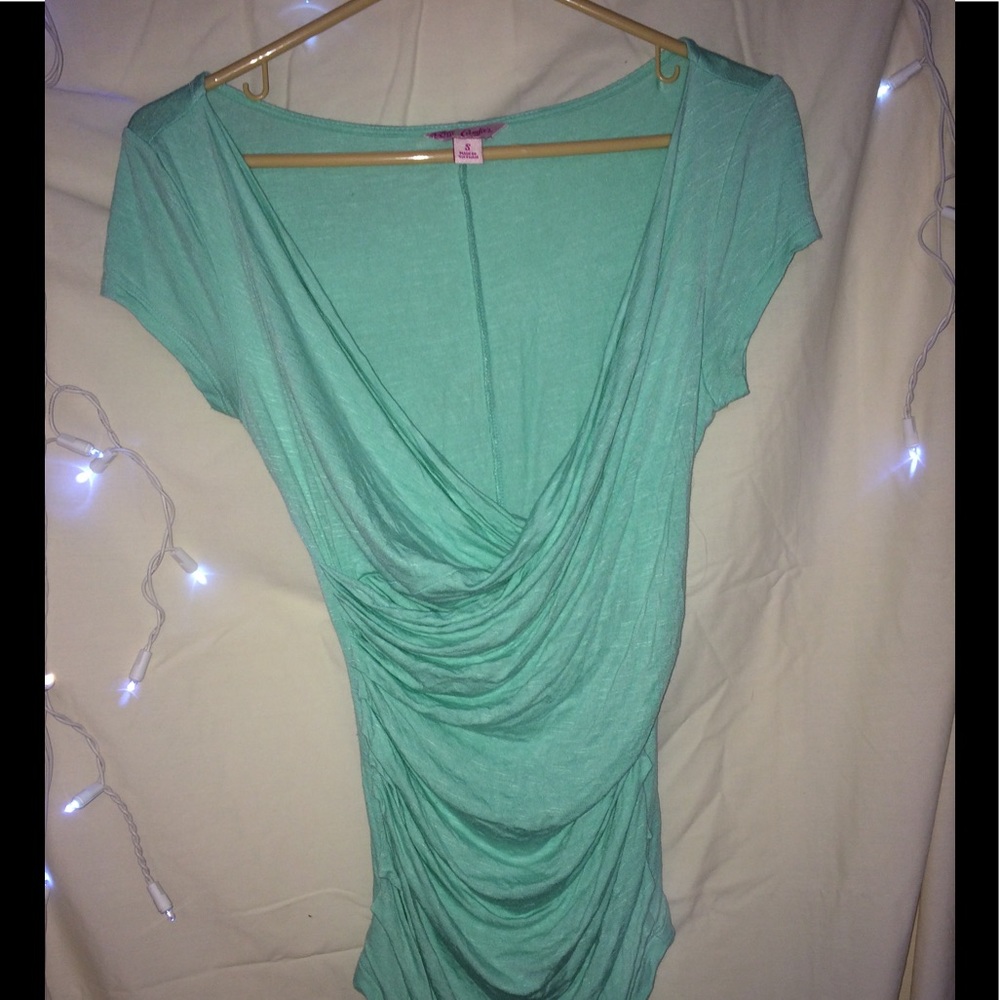 Cute wavy woman's top