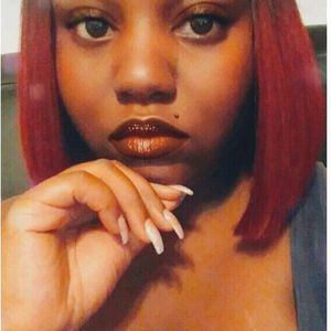 Meet your Posher, Akia