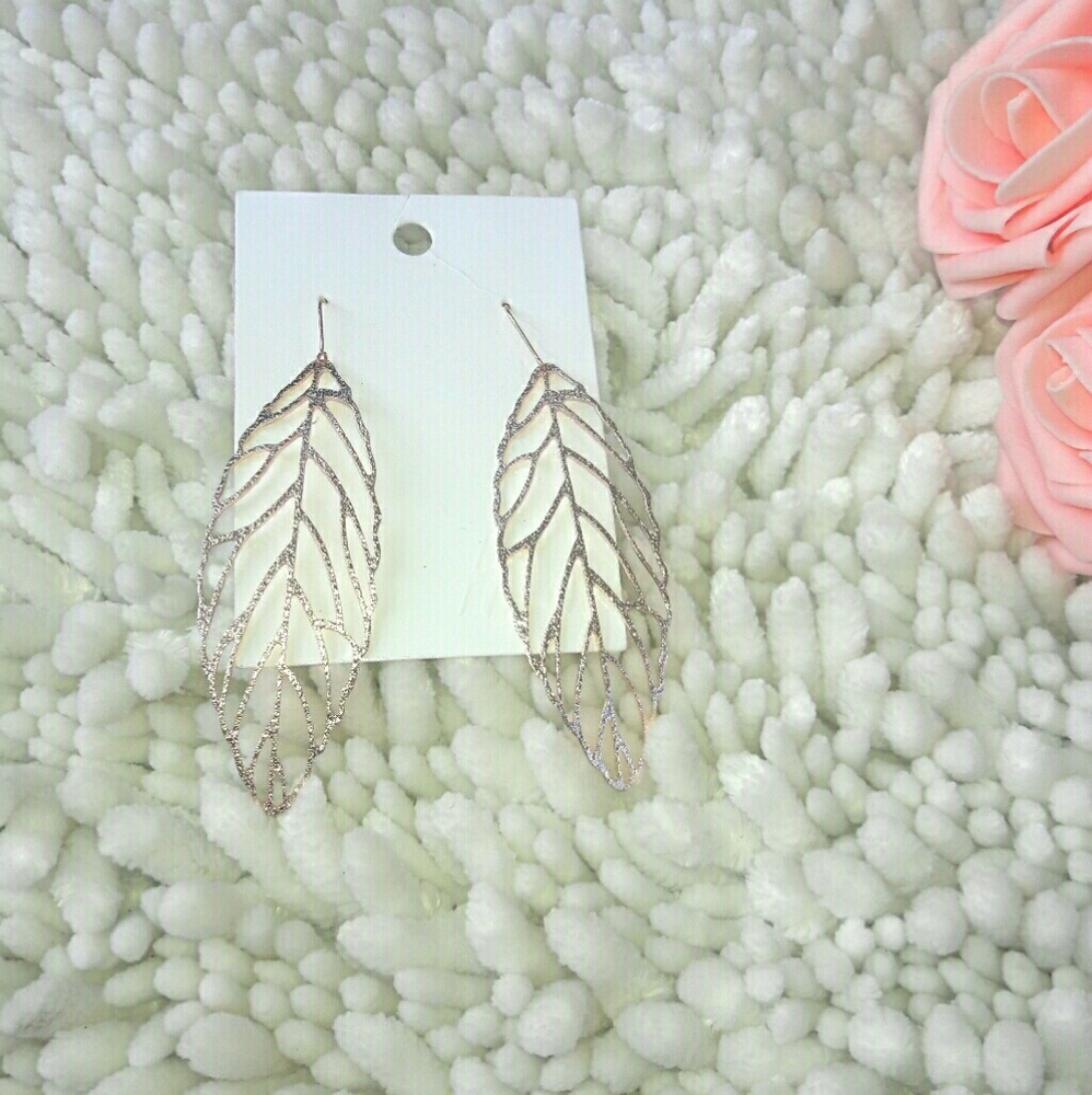 🚨SOLD🚨Gold Feather Earings