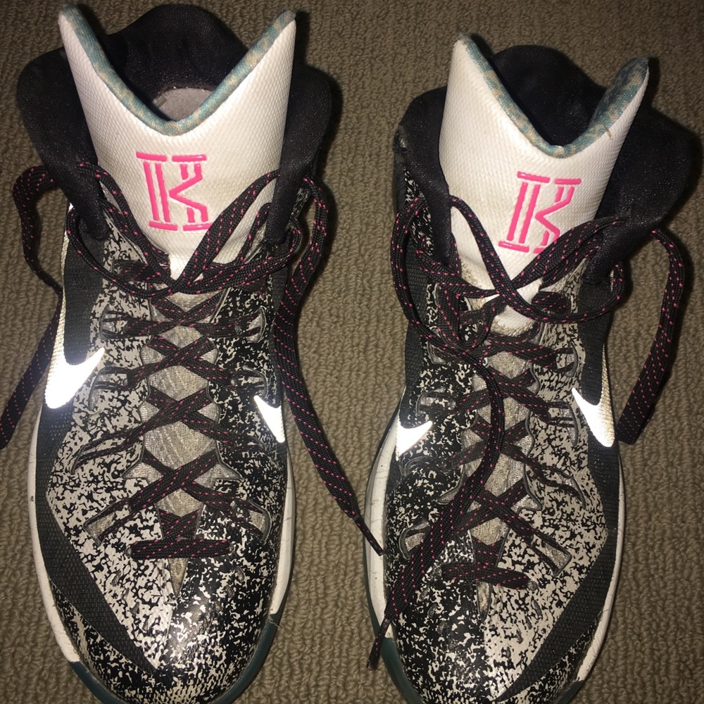 Very lightly used basketball shoes