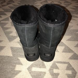 Black classic UGGS