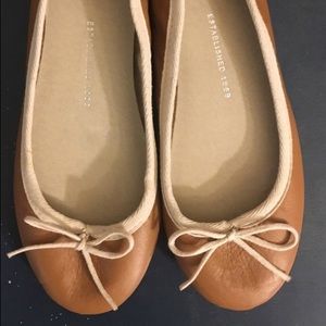 Gap brown leather flats size 7. Never worn.