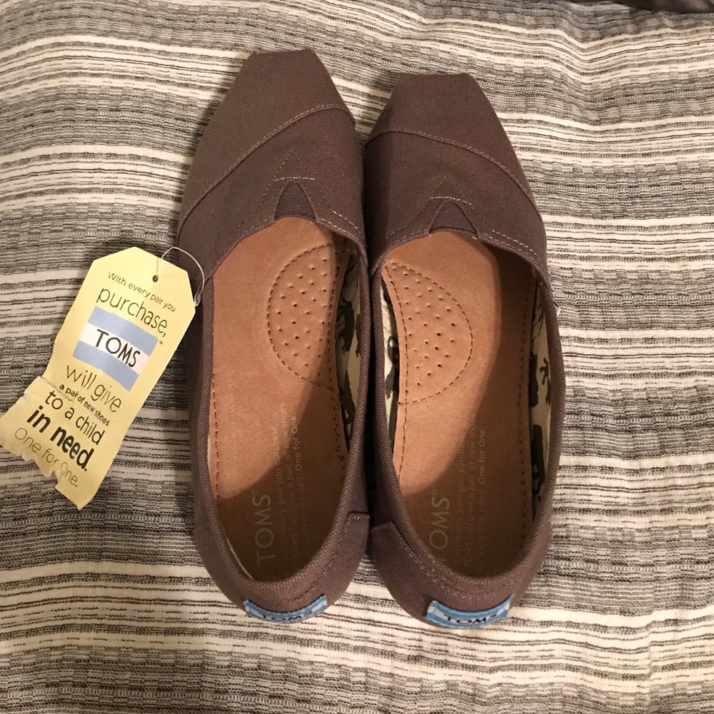 7.5 Brand New Toms!