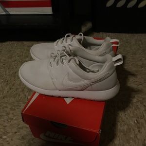 Women's roshe size 5.5