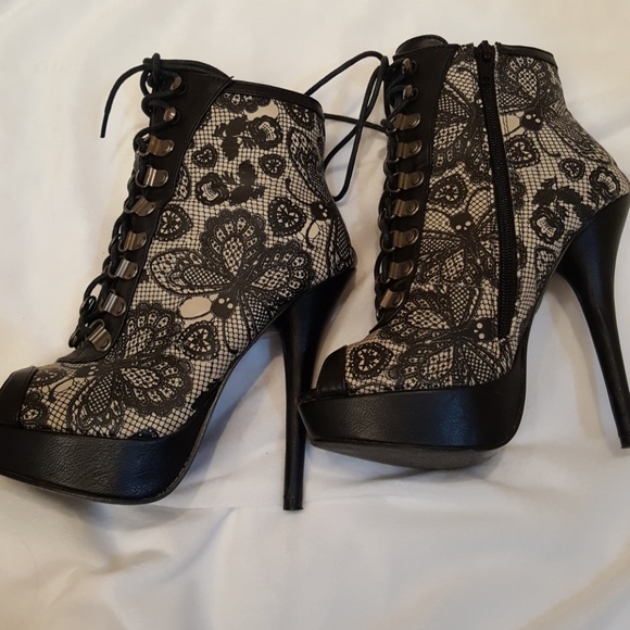 SOLD-Black/Grey Peep Toe Booties! Sz 7. - Picture 3 of 4