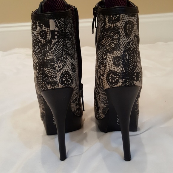 SOLD-Black/Grey Peep Toe Booties! Sz 7. - Picture 4 of 4