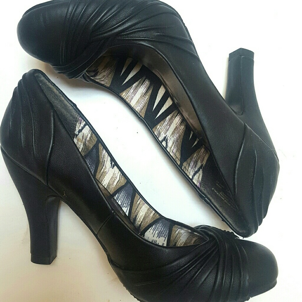 Black "Pipers & Blue" pumps