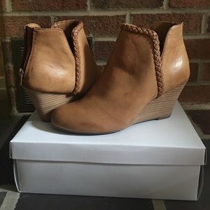 NWT Report Tan Booties❤️
