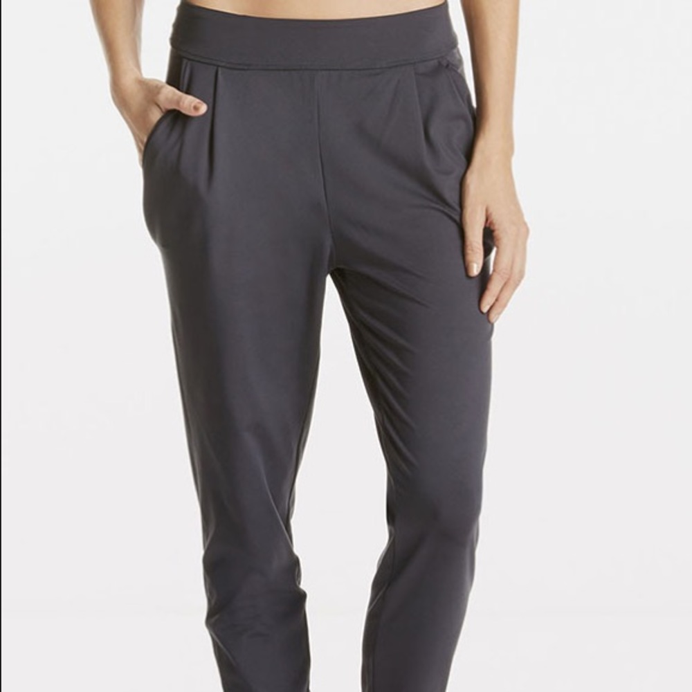Fabletics Artemis Pant in graphite - reg medium