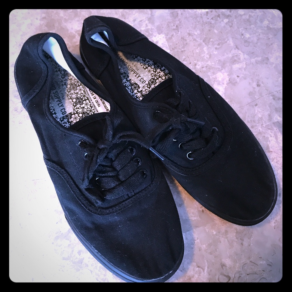 Black mossimo supply shoes
