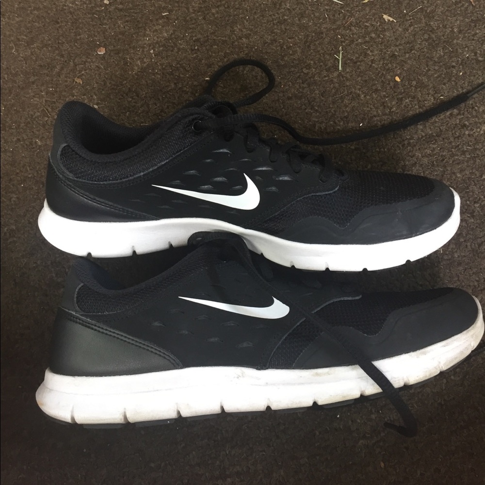 Gently used black nike shoes