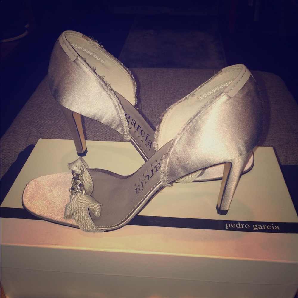 NEVER WORN!! RARE Pedro Garcia Satin Pump