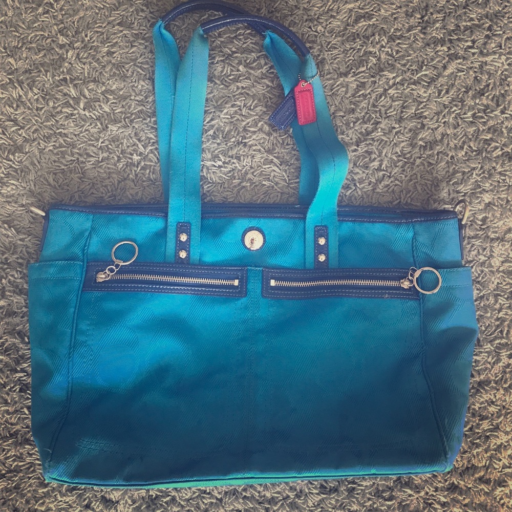 Giant Coach Tote Bag
