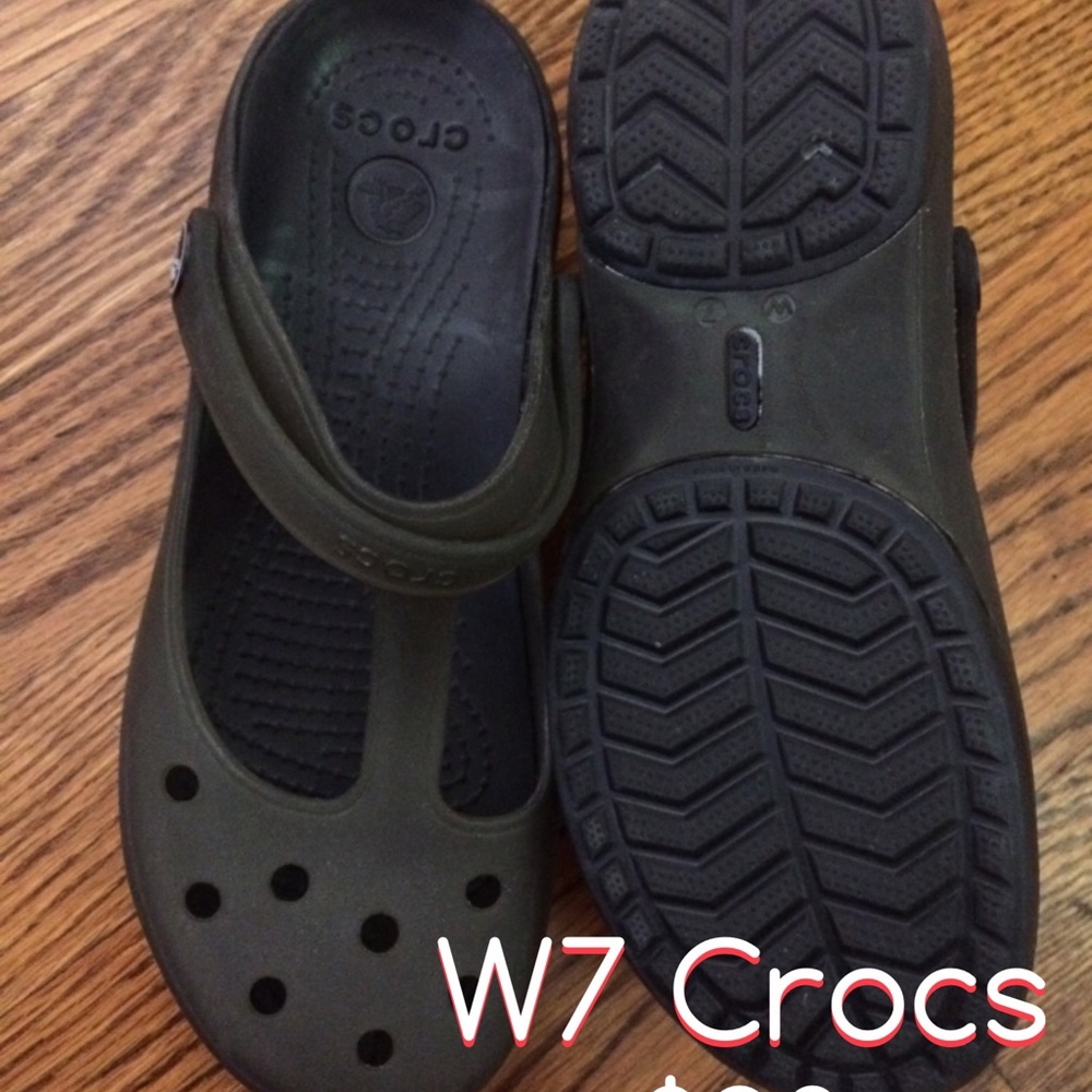Women's Crocs clogs Size 7