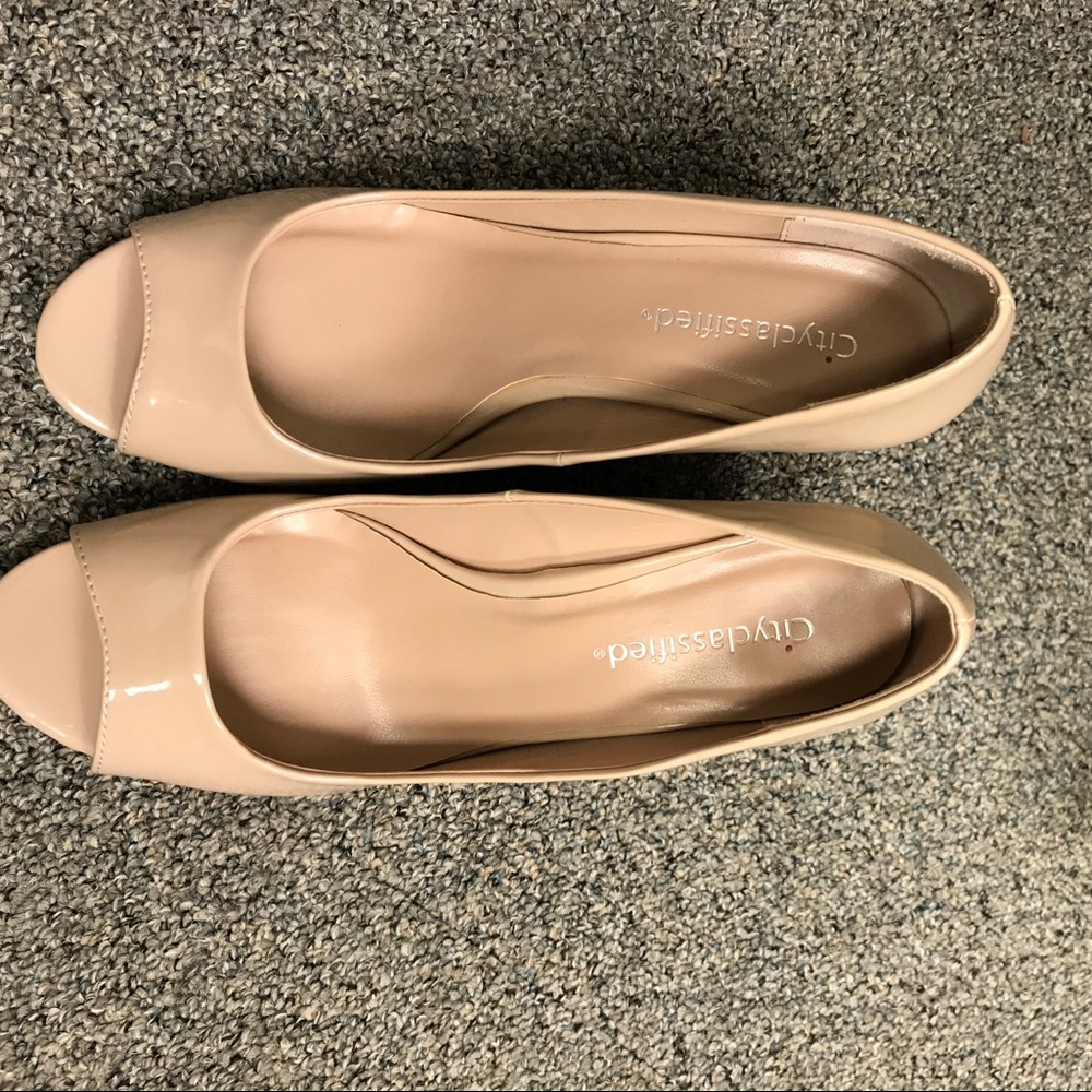 Cityclassified 3 in wedge taupe / cream size 7 1/2
