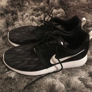 Youth Nike Roshe's