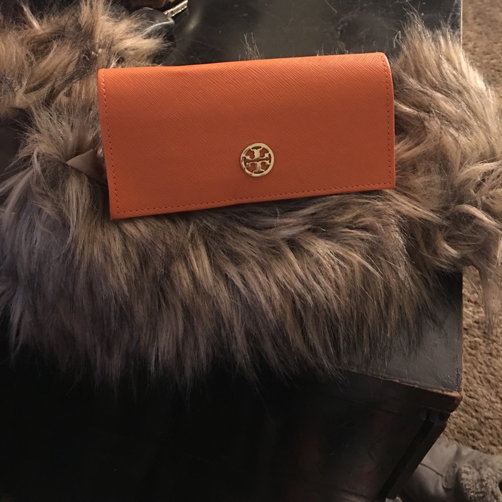 Sunglasess case really nice is like new!