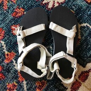 White/silver Tevas