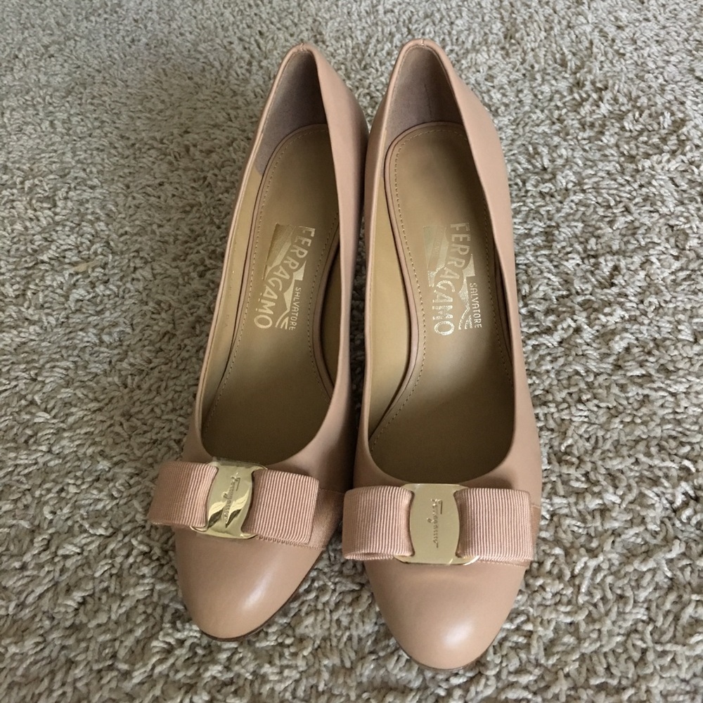 Pump with bow