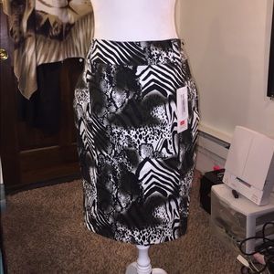 🆑FINAL PRICE‼️ Black and white patterned Jean pencil skirt