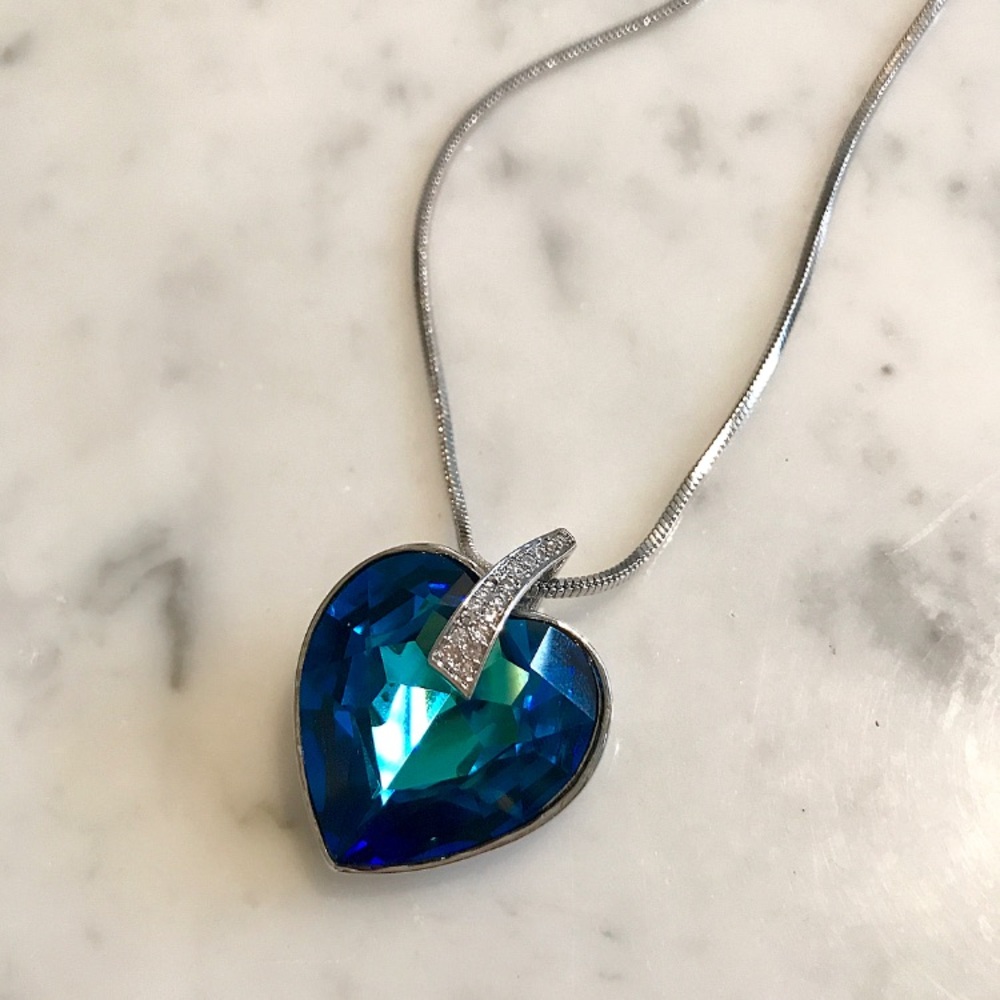 Blue crystal Swarovski heart pendent necklace 💙