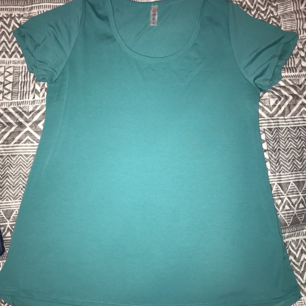 Large Lularoe Classic Tee EUC