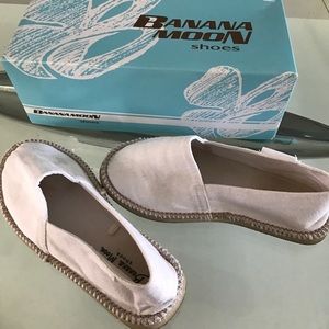White and tan beachy banana moon shoes