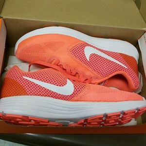 Womens Nike Revolution 3