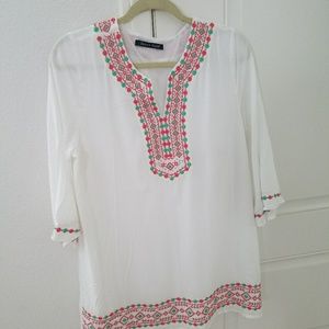 White 3/4 sleeve tunic with sewn details