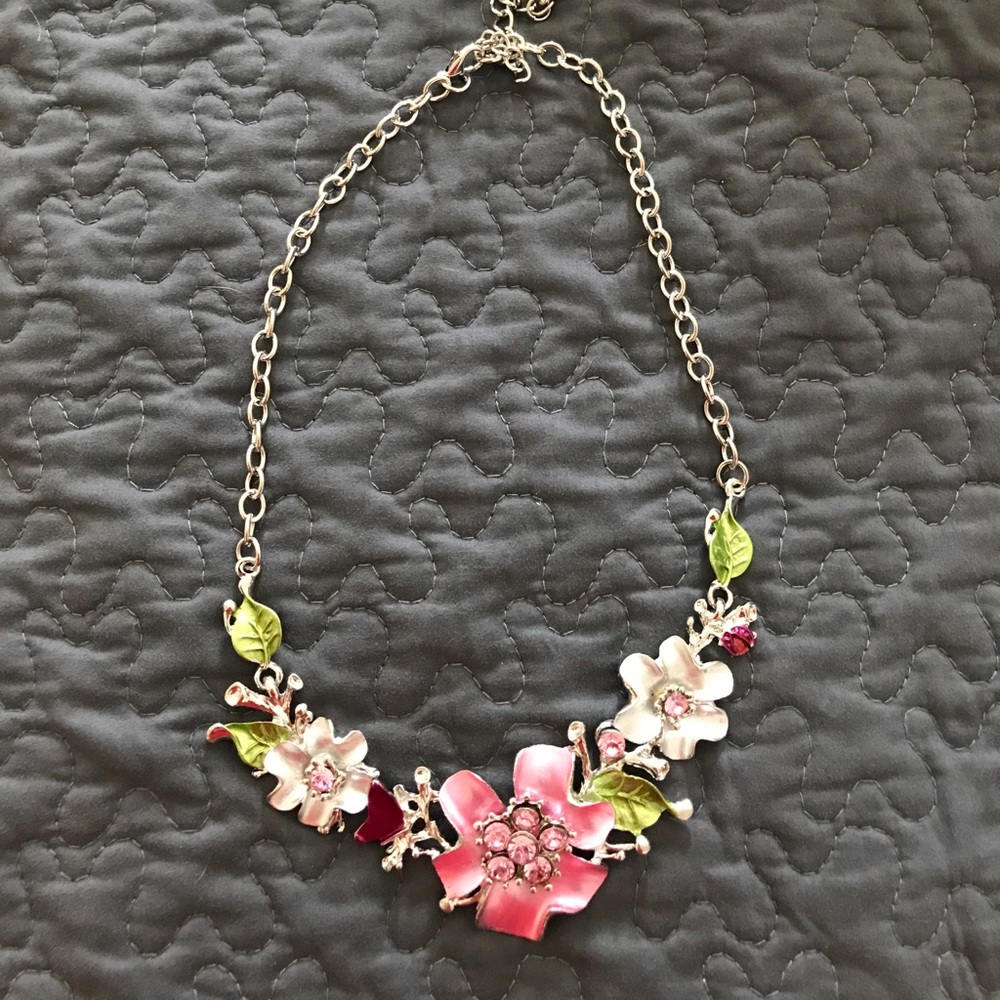 Flower Necklace 🍑 CLOSET CLEAROUT 🍑