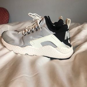 Black and white Huaraches by Nike