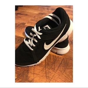 Black and White Nikes 😍❤️