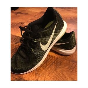 Green & Black Nike Flex💚