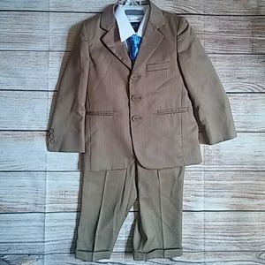 Adorable boys suit!