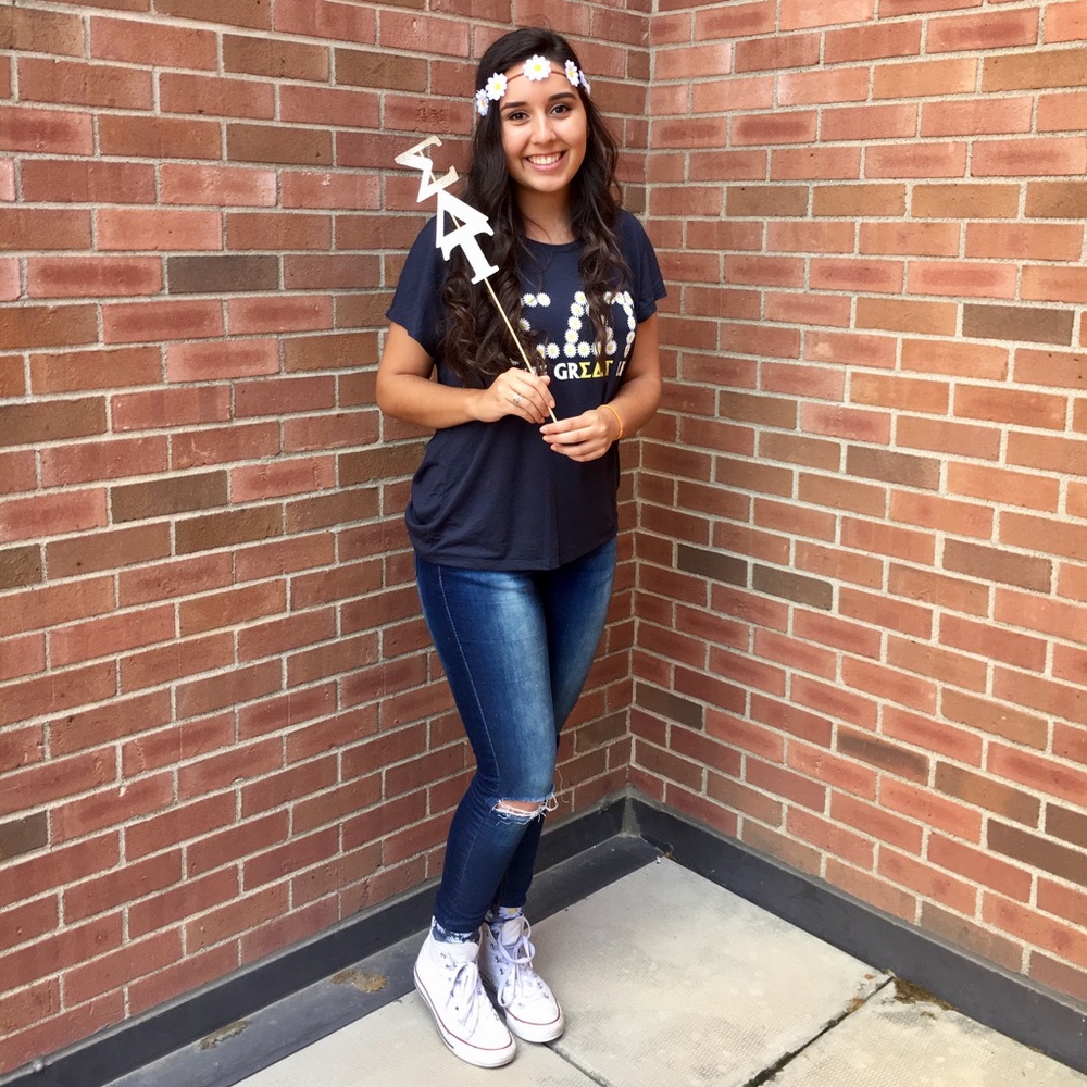 Sigma Delta Tau (SDT, ΣΔΤ) Daisy Tee