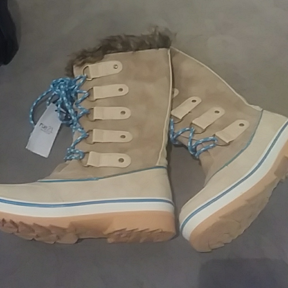 TAN LACE-UP BOOTS WITH FUR SIZE SMALL 6-7