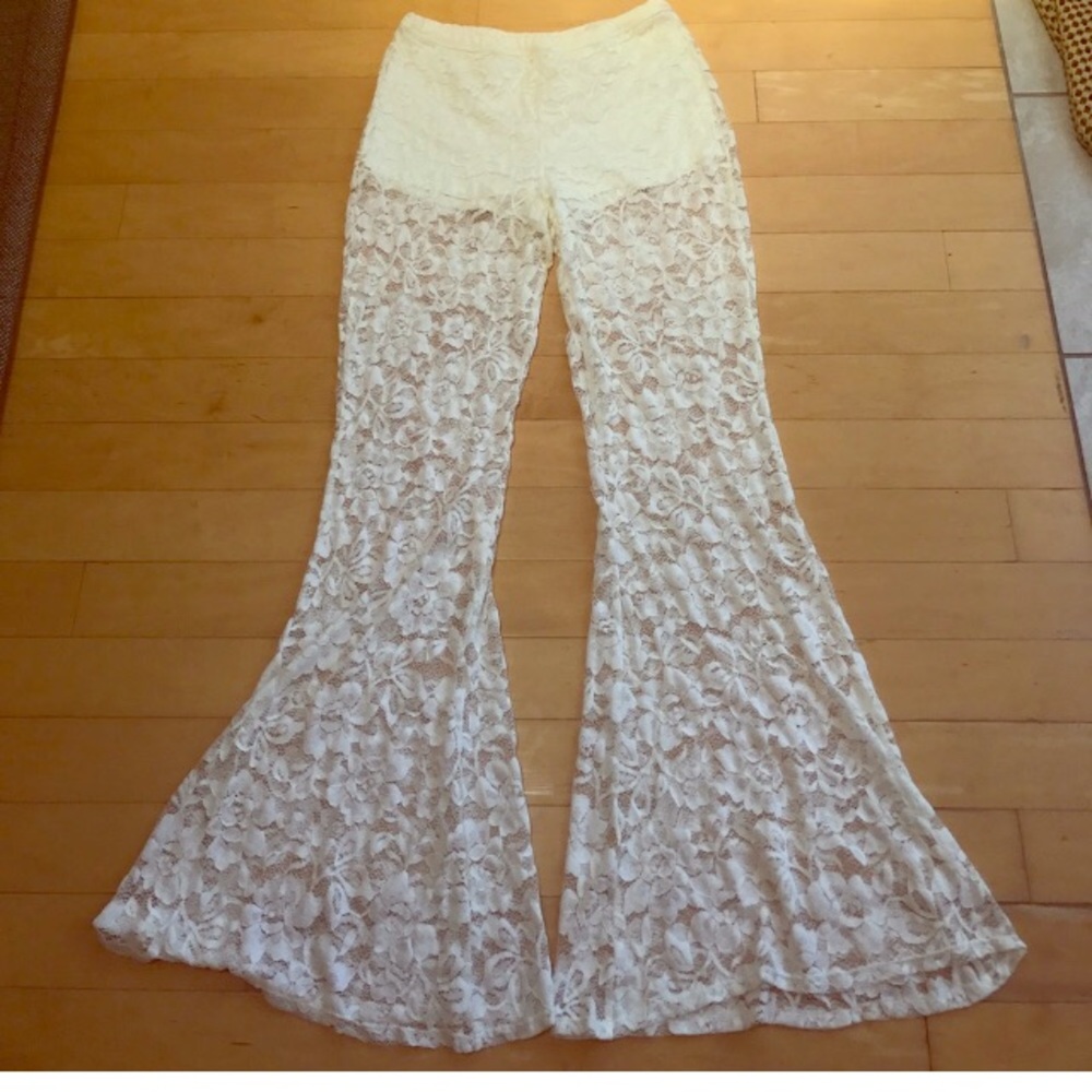 🌻🌻NWOT Lace Bell Bottom Pants🌻🌻