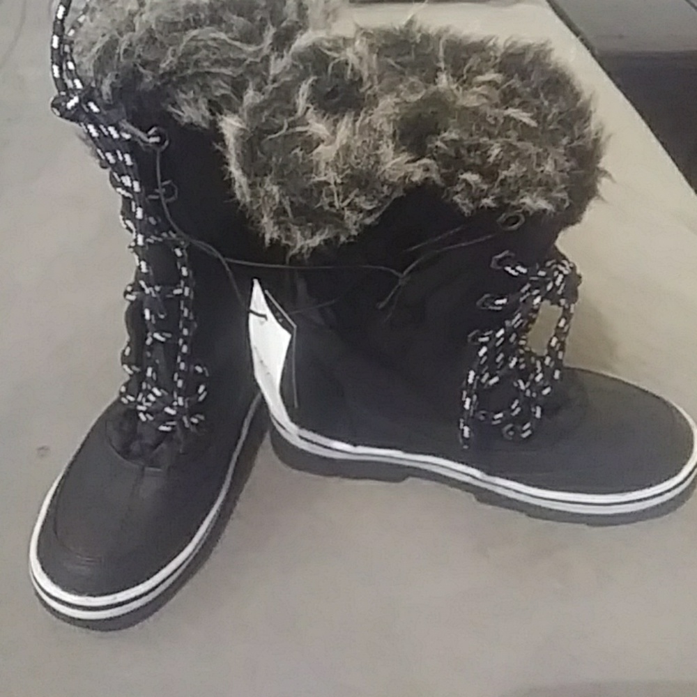 NWT BLACK & WHITE LACE-UP BOOTS SIZE 6-7