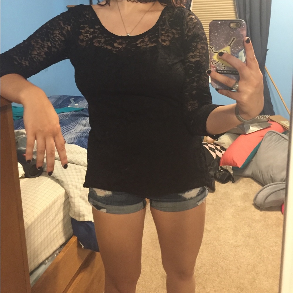 lace 3/4 sleeve guess top!