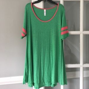 NWOT lularoe Perfect T. Size M. Green/pink