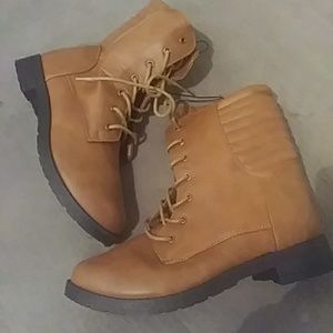 LACE-UP ANKLE BOOTS W/ ZIPPER NWT SIZE 8/9