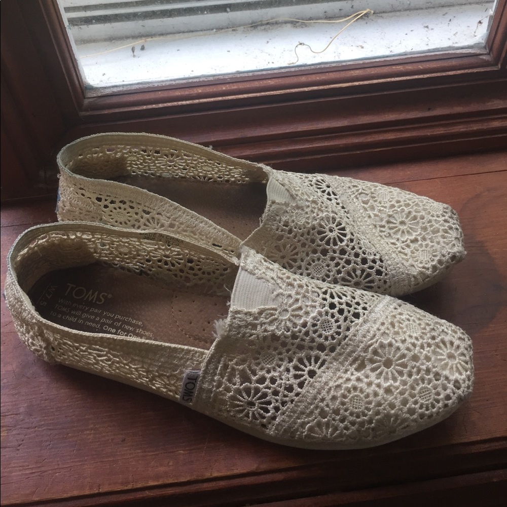 white lace TOMS