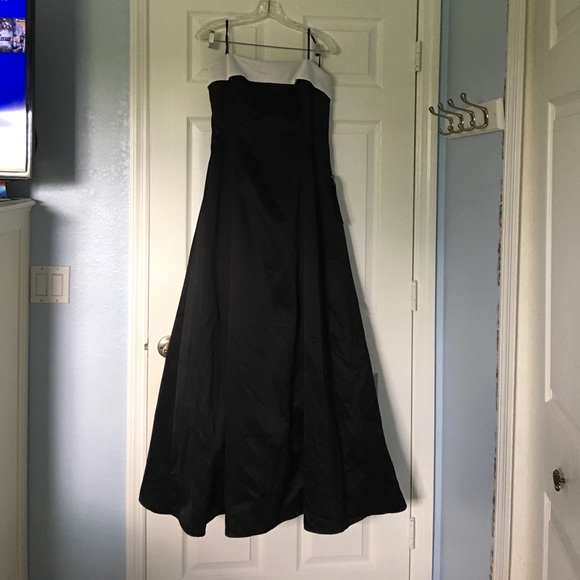 Black and white ball gown - Picture 2 of 5