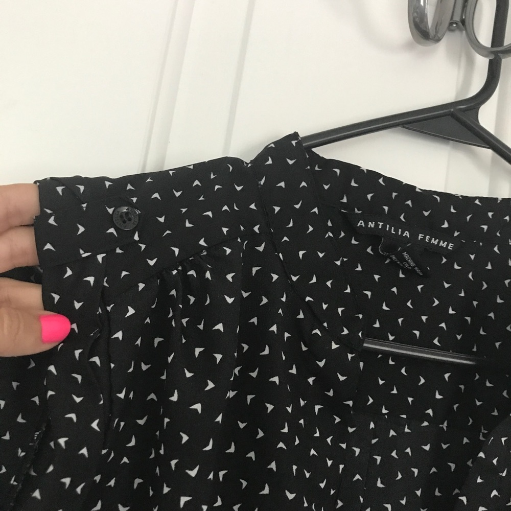 Black arrow print top