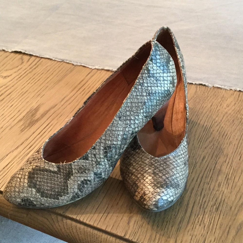 Faux snake pattern shoes