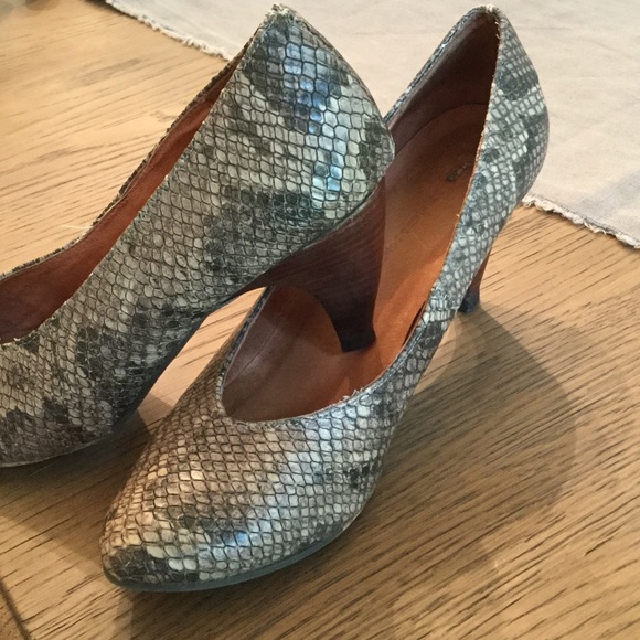 Faux snake pattern shoes - Picture 2 of 4