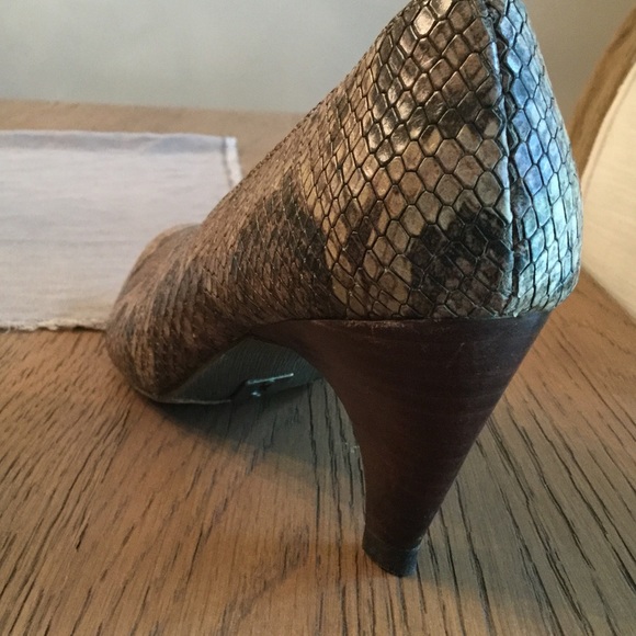 Faux snake pattern shoes - Picture 3 of 4