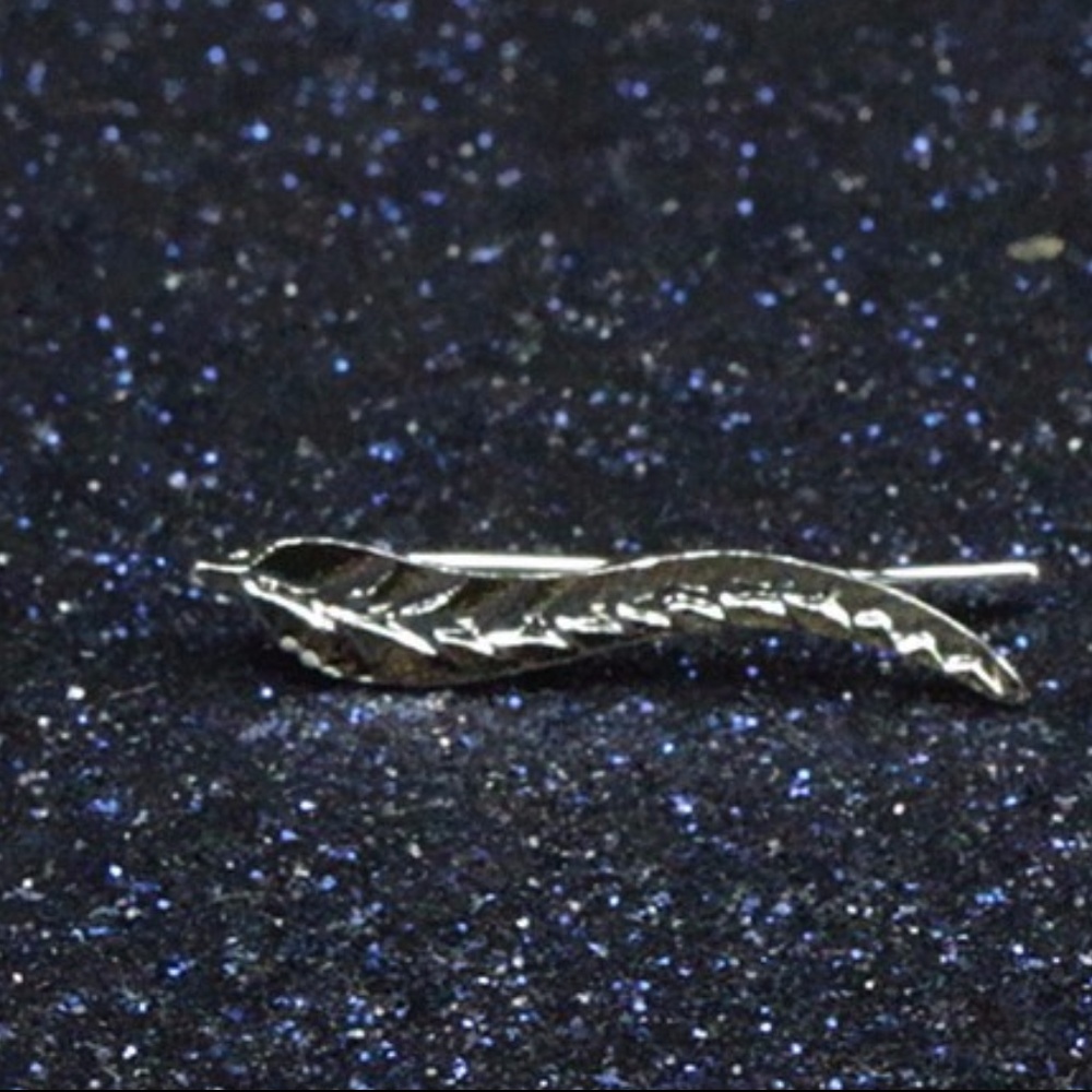 NEW SILVER LEAF FEATHER TRENDY EARRINGS - Picture 2 of 2